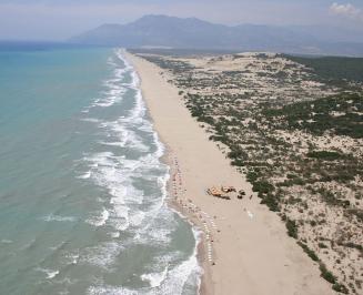 Patara, Türkiye’nin en uzun plajıdır. Arka planda güzel kum tepelerinin tadını çıkarmak için bu kumlu sahil boyunca 12 km'lik bir yürüyüş yapabilirsiniz.