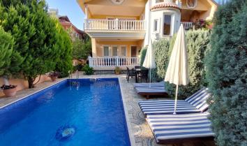 Dalyan merkeze yakın konumlu 5 yatak odalı 11 kişi konaklama kapasiteli geniş aile villası