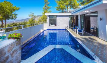 Lal Evi tek yatak odalı jakuzili romantik balayı villasıdır