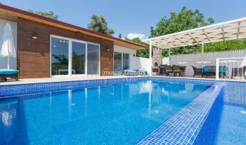 Kalkan'da 2 yatak odalı jakuzili havuzu korunaklı villa 