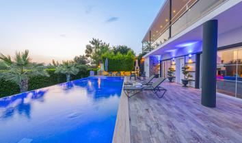 Villa Mutlu deniz manzaralı çocuk havuzlu muhafazakar kiralık tatil villası.