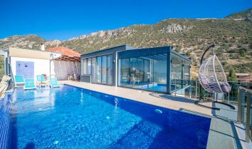 Villa Spring 1, Kalkan da deniz manzaralı 4 kişilik havuz ısıtmalı kiralık villa.