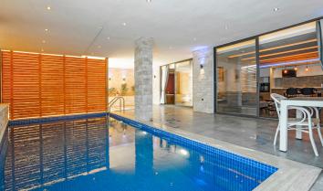 Villa Tarz Kalkan da havuz ısıtmalı balayı villası.