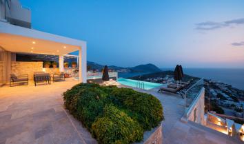 Villa Safran View 8 kişi kapasiteli deniz manzaralı jakuzili kiralık tatil villasıdır.