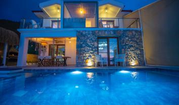 Villa Fa Boheme 6 kişi kapasiteli özel havuzlu korunaklı havuz terasına sahip deniz manzaralı jakuzili kiralık tatil villasıdır.