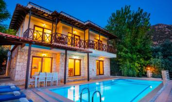 Villa Authentic, Kalkan'da deniz manzaralı kalabalık ailelere uygun kiralık villa 
