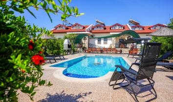 Dalyan da çift havuzlu 18 kişilik muhafazakar kiralık villa.