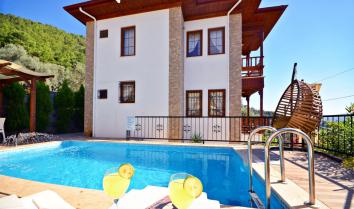 Akyaka Gökova da havuzlu kiralık villa.