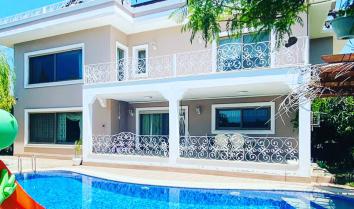 ethiye’de 10 kişilik, korunaklı havuzlu, spor alanlı, geniş ailelere uygun muhafazakar kiralık lüks villa.