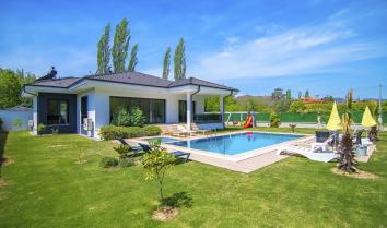 Villa Tarabya, Dalaman da 9 kişilik çocuk havuzlu jakuzili villa.