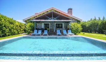 Villa Taş Ev 1 Dalyan merkezde konumlu 4 yatak odalı geniş bahçe terasına sahip özel havuzlu kiralık tatil villasıdır.