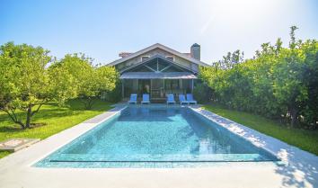 Villa Taş Ev 2 Dalyanda konumlu 4 yatak odalı geniş bahçe terasına sahip özel havuzlu kiralık tatil villasıdır.