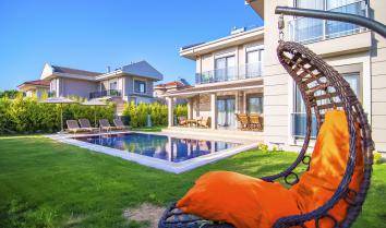 Dalyan da geniş bahçeli ve havuzlu 6 kişilik kiralık villa.