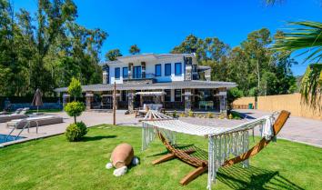 Villa Şato Ocalyphtüs,  10 kişi kapasiteli lüks tasarımlı özel havuzlu jakuzili muhafazakar kiralık villa.