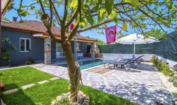 Villa Adin 3 yatak odalı 6 kişi kapasiteli özel havuzlu kiralık tatil villasıdır.