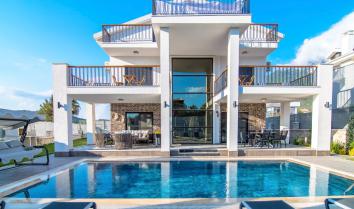 Villa Azmira 4 yatak Odalı 8 Kişi Kapasiteli özel havuzlu lüks tatil villasıdır.