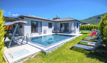 Villa Barbados Kayaköy de konumlu 6 kişi kapasiteli özel havuzlu çocuk ve yetişkin aktivitesi bulunan kiralık muhafazakar tatil villası.