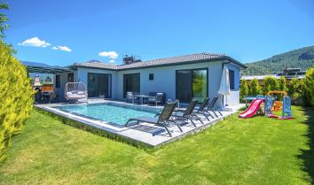 Villa Casablanca Kayaköy de konumlu 2 yatak odalı 4 kişi kapasiteli lüks dizaynlı özel havuzlu jakuzili muhafazakar kiralık tatil villası.