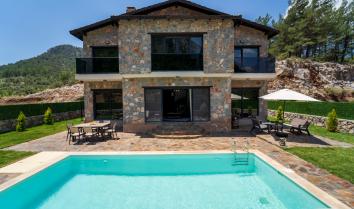 Villa Edoy, Fethiye de havuzlu jakuzili 4 kişilik kiralık villa.