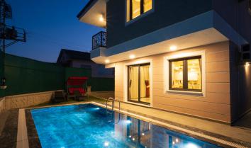 Villa Efems Fethiye de denize yakın havuzlu kiralık villa.