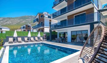 Villa Ege 8 kişi konaklama kapasitesine sahip kapalı ısıtmalı havuz, jakuzi, sauna ve hamam gibi özellikleri bulunan kiralık lüks tatil villası dır.