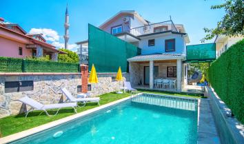 Villa Gülce Merkez Fethiye de konumlu 10 kişi kapasiteli çocuk havuzu ve özel havuzu bulunan kiralık geniş aile tatil villası.
