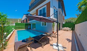 Villa Halis, Fethiye de 7 kişilik havuzlu kiralık villa.