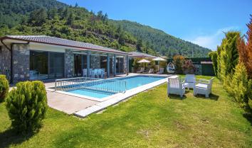 Villa Hayat 2, Kayaköy de 4 kişilik havuzlu jakuzili villa.