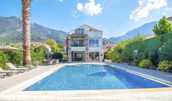 Villa Hazel, Fethiye Ölüdeniz de 10 kişilik havuzlu kiralık villa. 