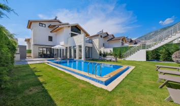 Villa İzii 3, Geniş bahçe alanına sahip 4 yatak odalı saunalı ve çift jakuzili 8 kişi kapasiteli özel havuzlu kiralık tatil villasıdır. 