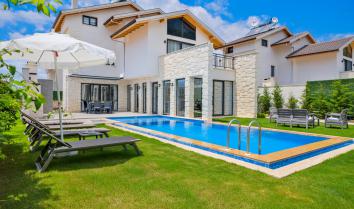 Villa İzii 4 , Geniş bahçe alanına sahip 4 yatak odalı saunalı ve çift jakuzili 8 kişi kapasiteli özel havuzlu kiralık tatil villasıdır. 