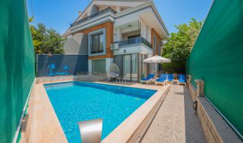 Villa Konfor Batı, Fethiye merkezde plaja yakın, çocuk havuzlu, jakuzili kiralık villa.