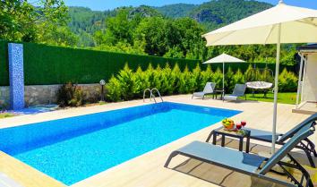Fethiye Kayaköy’de korunaklı havuzlu, 4 kişilik, muhafazakar ve balayı dostu kiralık villa.