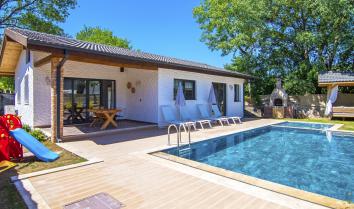 Villa Nigar Sultan B Kayaköy Fethiye de konumlu 4 kişi kapasiteli özel havuzlu çocuk havuzu bulunan jakuzili muhafazakar tatil villası.