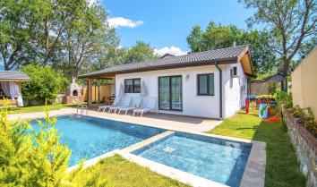Villa Nigar Sultan A 4 kişi kapasiteli özel havuzlu çocuk havuzu bulunan jakuzili muhafazakar tatil villası.