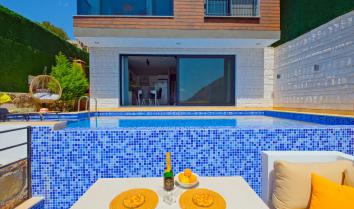 Villa Nil Fethiye Kirme de konumlu 4 kişi kapasiteli özel havuzlu tatil villası.