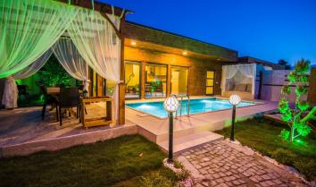 Villa Lavida, 4 kişi kapasiteli özel havuzlu kısmİ korunaklı kiralık villa.