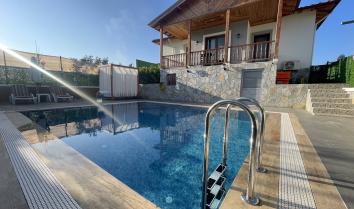 Villa Kamalı, Gökova da havuzlu geniş bahçeli kiralık villa.