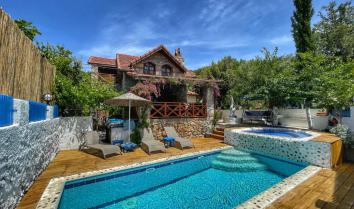 Villa Uğur, Fethiye Kayaköy de muhafazakar jakuzili, havuzlu kiralık villa.