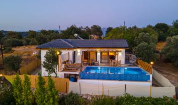 Villa Sümbül 2 yatak odalı 4 kişi kapasiteli özel havuzlu muhafazakar kiralık tatil villası.