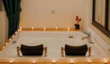 Kalkan da deniz manzaralı jakuzili 2 kişilik kiralık apart.