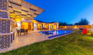 Kalkan Sarıbelen Korunaklı Havuzlu Muhafazakâr Kiralık Villa – 5 Kişilik Lüks Villa
