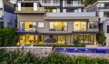 Villa Zeyna, Antalya’nın gözde tatil bölgesi Kalkan’ın Ordu mevkiinde yer alan 4 kişilik kapalı havuzlu kiralık lüks villadır. Modern tasarımı ve konforlu yapısıyla balayı çiftleri ve küçük aileler için ideal bir villa tatili sunar.