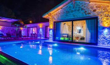 Villa Anka 2, Kalkan da 4 kişilik jakuzili havuzlu muhafazakar kiralık villa.