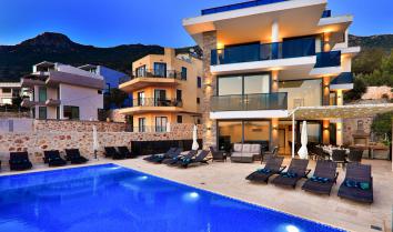 Villa Luxury, Kalkan da deniz manzaralı 14 kişilik havuzlu kiralık lüks villa.
