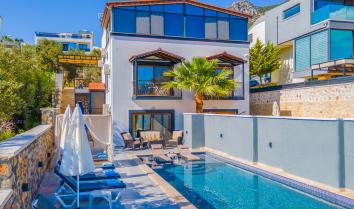 Villa Alen Merkezi konumlu eşsiz deniz manzarasına sahip 3 yatak odalı 6 kişi konaklama kapasiteli özel havuzlu kiralık geniş aile ve arkadaş tatil villası.