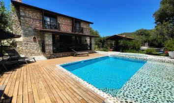 Villa Aşk,  5 kişi konaklama kapasiteli özel havuzlu geniş bahçe terasına sahip havuz başı jakuzisi bulunan kiralık tatil villası.