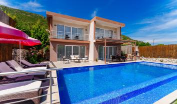 Villa Azelya 2 yatak odalı 4 kişi kapasiteli özel havuzlu jakuzili kiralık tatil villasıdır.