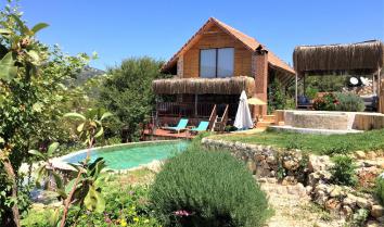 Villa Badem Kalkan Sarı belen köyünde ahşap mimari özel havuzlu villa.