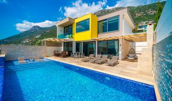 Kalkan Kördere de kapalı havuzlu, saunalı ve jakuzili kiralık villa.